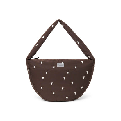 Braune herzgemusterte Puffy Cross Body Bag aus gestepptem Stoff mit weicher, abgerundeter Silhouette