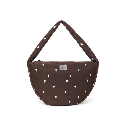 Braune herzgemusterte Puffy Cross Body Bag aus gestepptem Stoff mit weicher, abgerundeter Silhouette