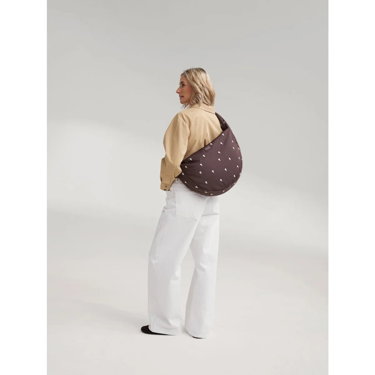 Braune puffy cross body bag mit weißen dreieckmustern ideal als geschenke für neugeborene und ökologische babyprodukte
