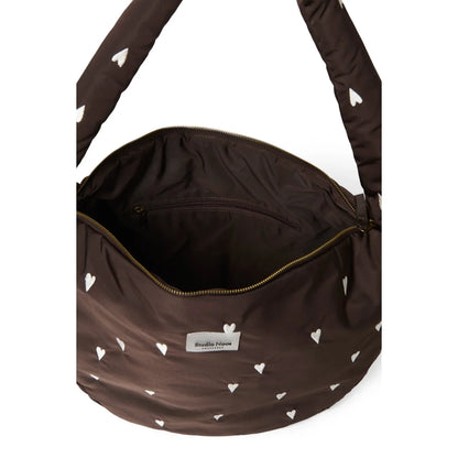 Braune puffy cross body bag mit herzmustern, gesteppten trägern und goldfarbenem reißverschluss, ideal für ökologische
