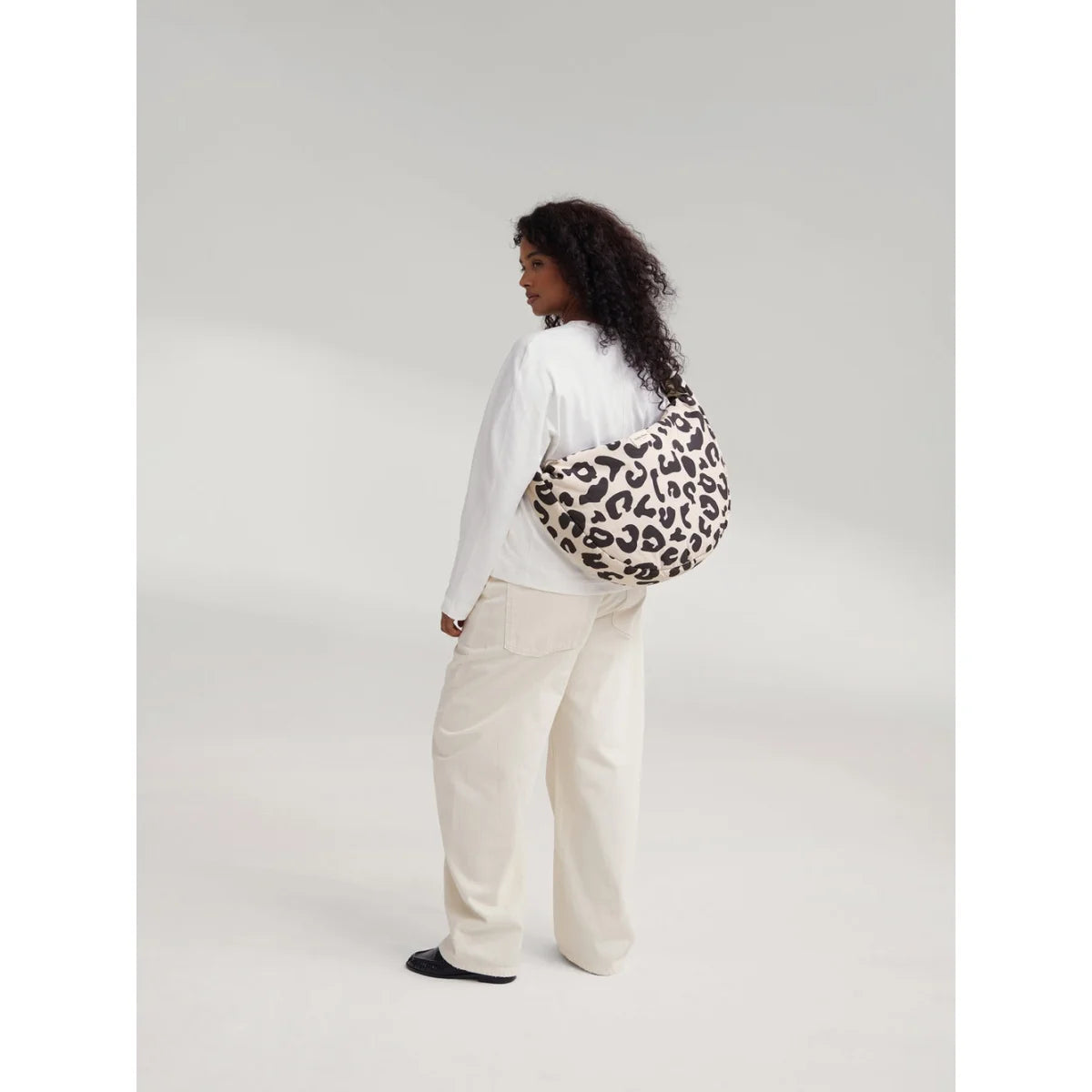 Puffy cross body bag holy cow aus weichem, plüschigem leopardmuster mit geschwungener form ideal als geschenk für neugeborene