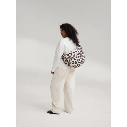 Puffy cross body bag holy cow aus weichem, plüschigem leopardmuster mit geschwungener form ideal als geschenk für neugeborene