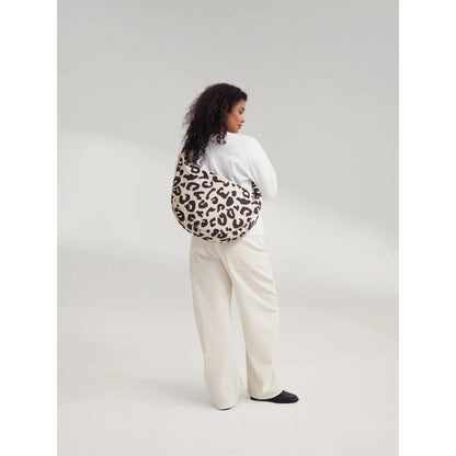 Puffy cross body bag mit leopard-print in puffer-design ideal als geschenk für neugeborene und ökologische kinderprodukte