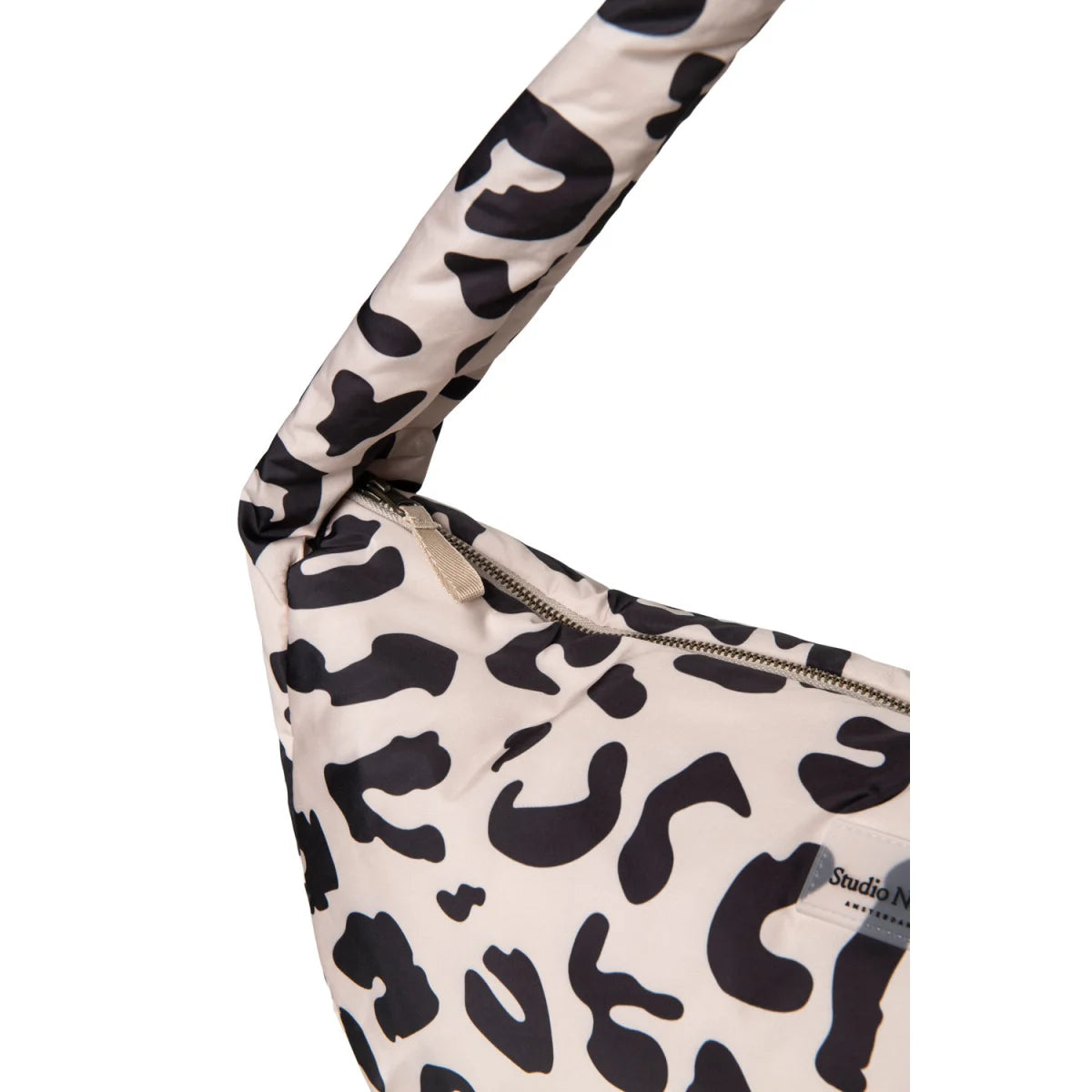 Cremefarbene puffy cross body bag holy cow mit auffälligem schwarz leopardenmuster und reißverschluss, ideal für ökologische
