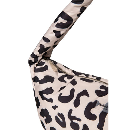 Cremefarbene puffy cross body bag holy cow mit auffälligem schwarz leopardenmuster und reißverschluss, ideal für ökologische