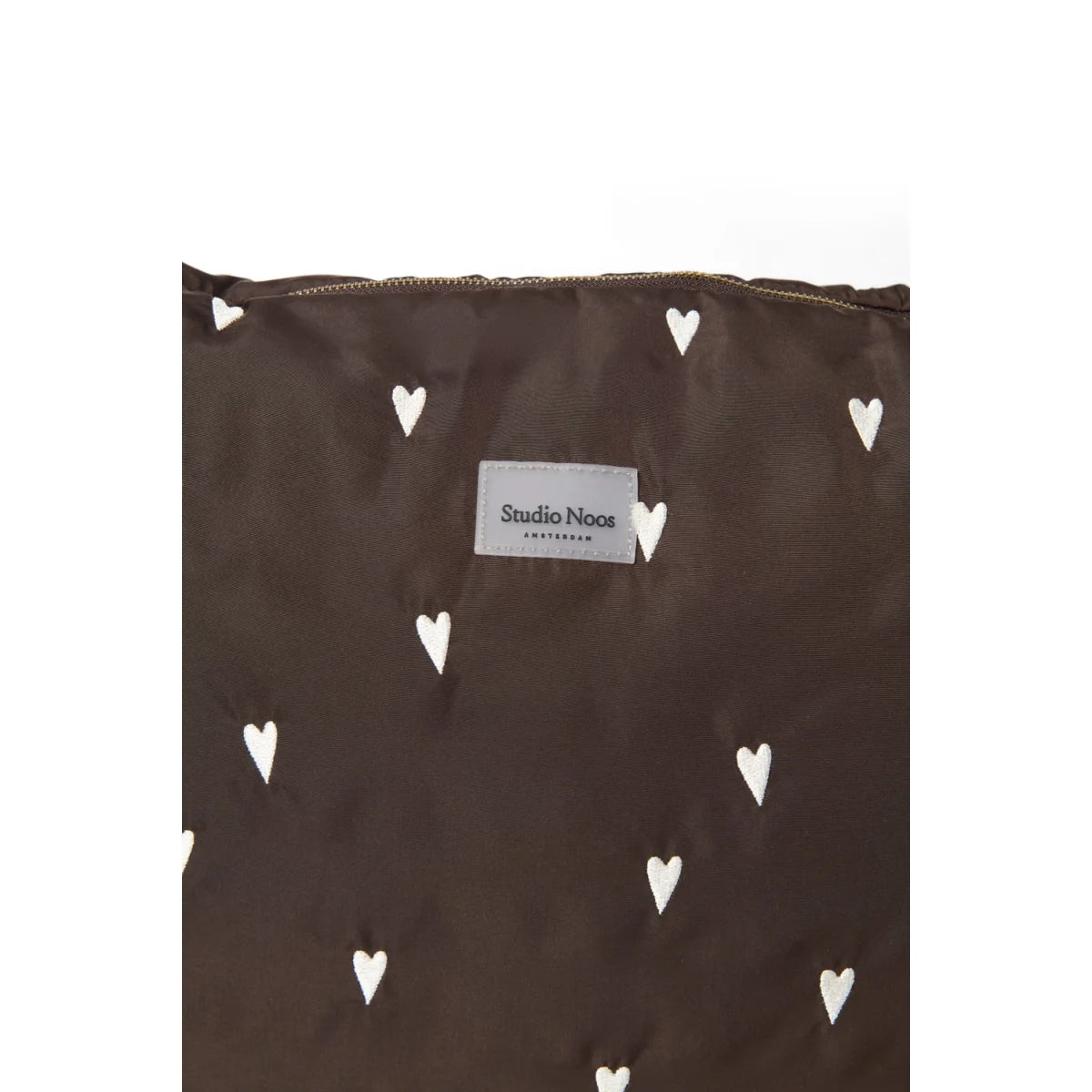 Braune Stofftasche mit weißen Herzen und Studio Noos Amsterdam Tag