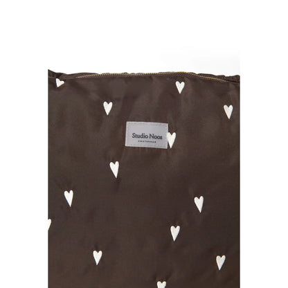 Braune Stofftasche mit weißen Herzen und Studio Noos Amsterdam Tag