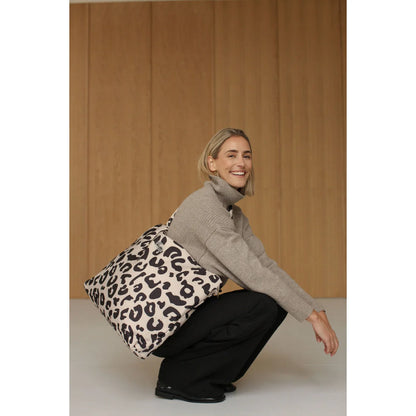 Leopardenmuster Tote Bag mit schwarz-weißen Akzenten von Puffy Mom Diaper Bag