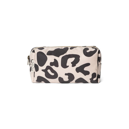 Studio Noos Puffy Necessaire in Holy Cow mit Leopardenmuster