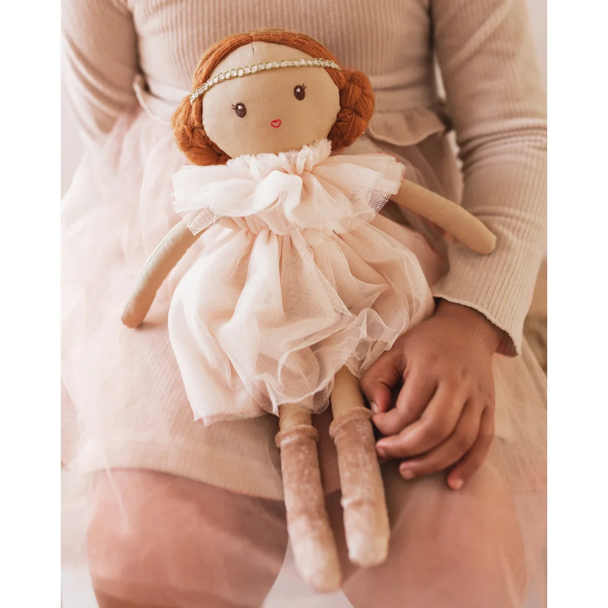 Weiche Plüschpuppe in weißem Kleid und Kopfbinde mit rotbraunem Haar