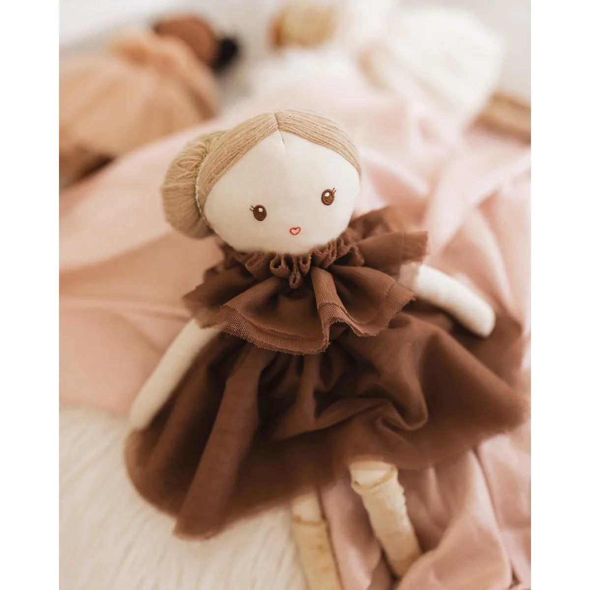Weiche Plüschpuppe in braunem Rüschenkleid von Puppe Dollies | Maggie Lu