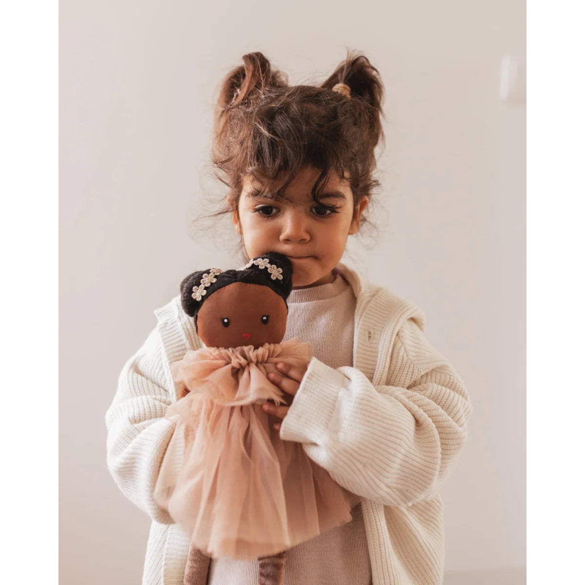 Junge mit dunkler Puppe in pinkem Kleid von Puppe Dollies | Sugar Bee