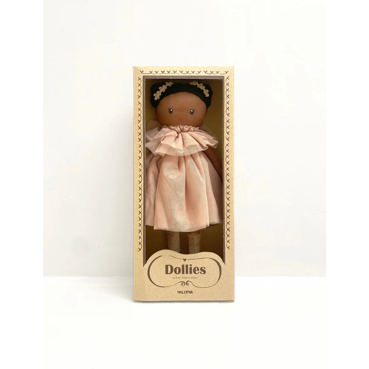 Handgefertigte Puppe Dollies Mrs Ertha mit dunkler Haut und rosa Kleid im Karton