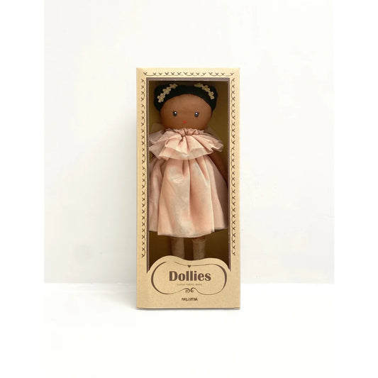 Handgefertigte Puppe Dollies Mrs Ertha mit dunkler Haut und rosa Kleid im Karton