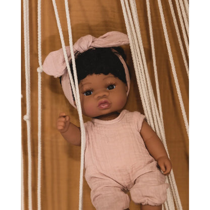 Baby-Puppe Loreta mit dunkler Haut, pinkem Outfit und Schleifen-Haarband