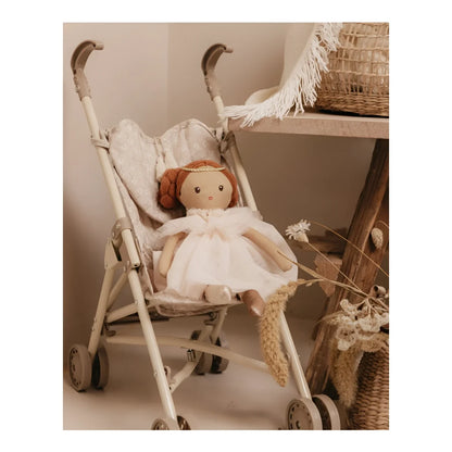 Weiche Stoffpuppe mit roten Haaren im Puppenbuggy von Little Daisys