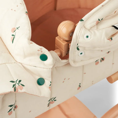 Beige Babybett mit Blumenmuster und grünen Druckknöpfen im Puppenwangen Adaline Design