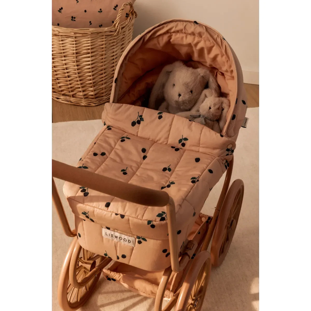 Pink quilted doll stroller mit Kirschmuster und zwei Plüschhasen, Puppenwangen Adaline