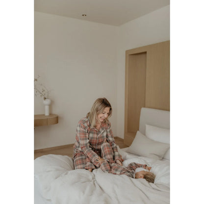 Plaid Flanell Pyjama Set für Erwachsene mit rotem und grünem Karo auf weißem Bett