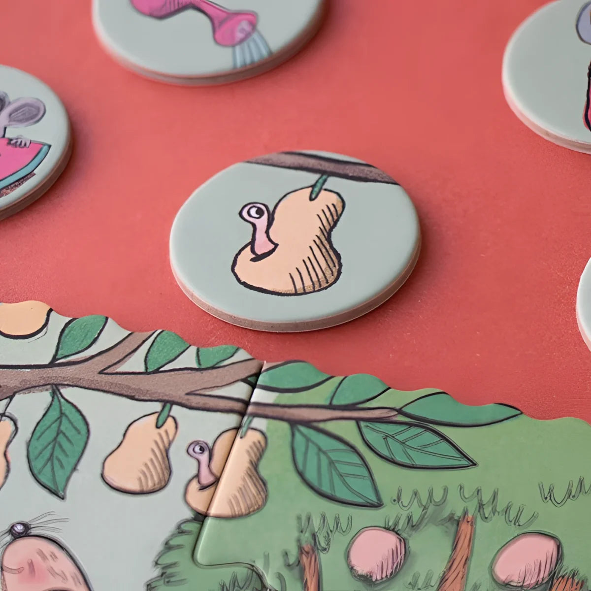 Runder Anstecker mit illustrierten Birne und Wurm im Rabbit’s Garden Puzzle