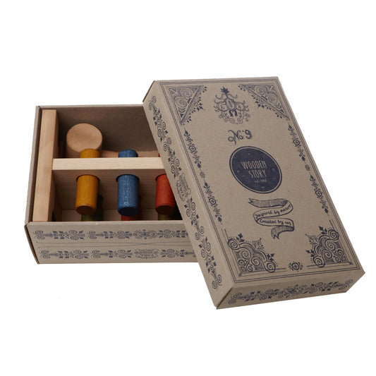 Wooden Story Rainbow Pound-a-Peg Set mit bunten Holzklötzen und Spule in natürlichen und lebhaften Farbtönen