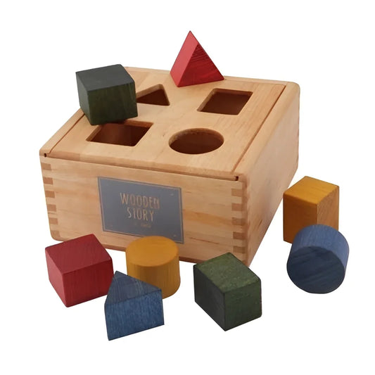 Hölzerne Rainbow Shape Sorter Box mit bunten roten, blauen, grünen und gelben geometrischen Formen