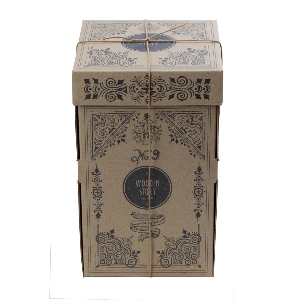 Ein beiger karton mit schwarzen ornamenten und holz story label als verpackung für nachhaltige babykleidung schweiz geschenke