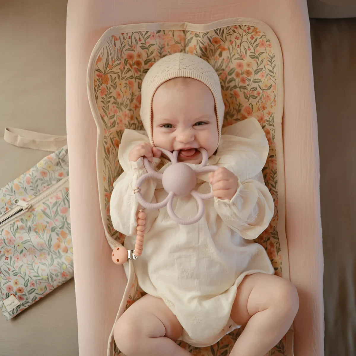 Lächelndes Baby mit Blütchen-Form-Bärchen am Rassel Daisy Spielzeug
