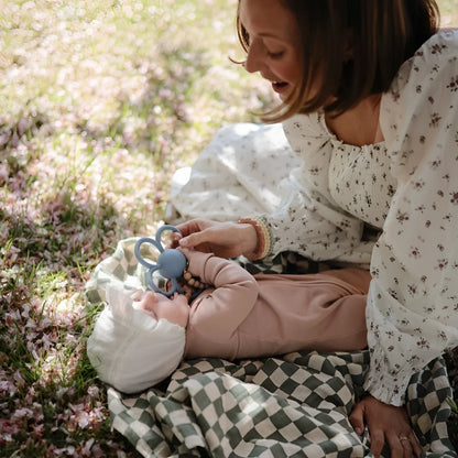 Blauer silikon babybeißring mit schmetterlingsdesign rassel daisy