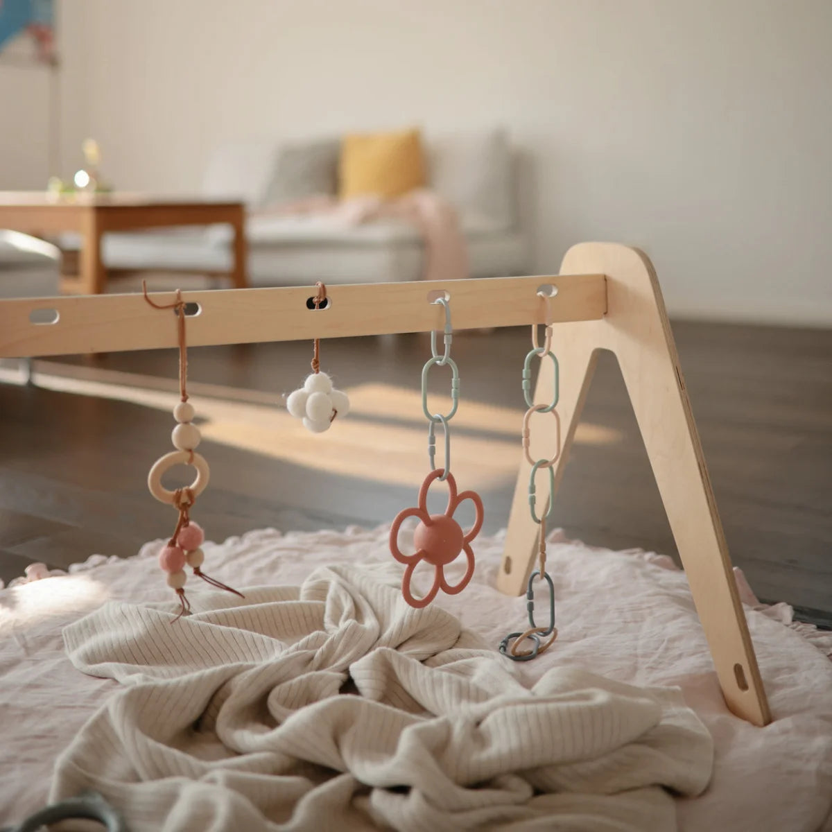 Holzgymnastik für Babys mit hängenden Spielzeugen im Rassel Daisy Design