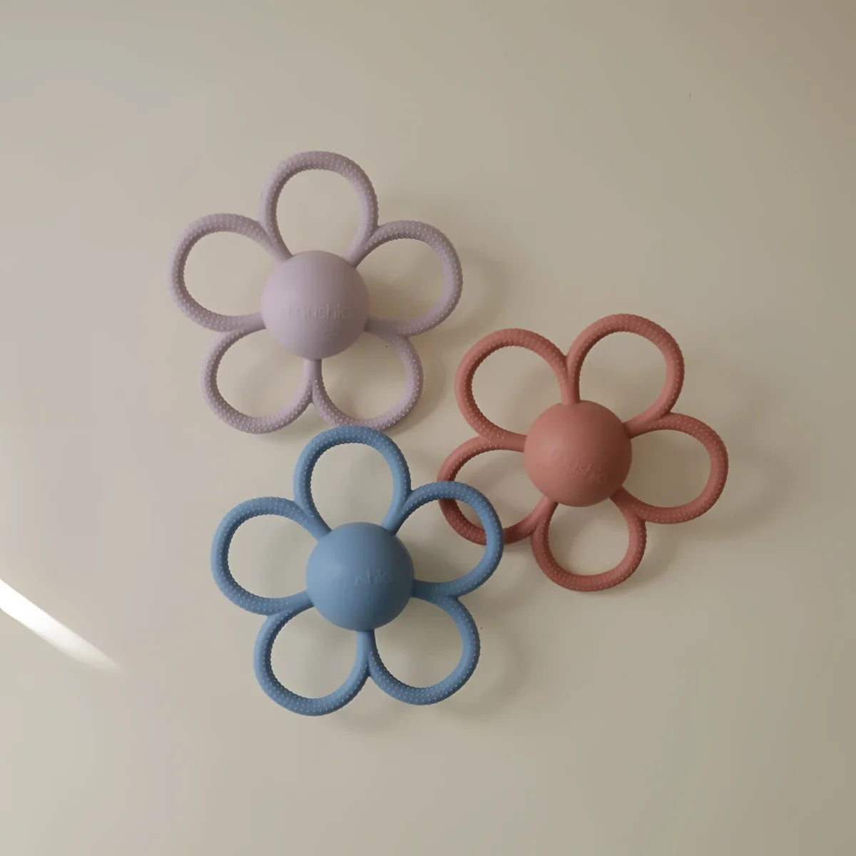 Rassel daisy pastellfarbene blumenförmige silikon-beißringe in lavendel rosa und blau für babys