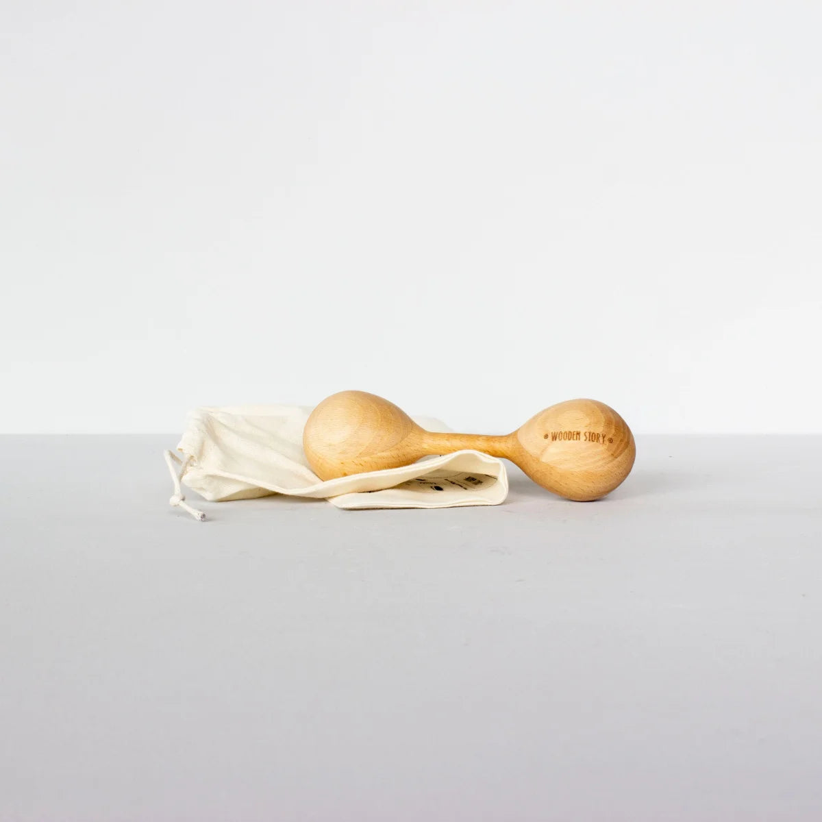 Hölzerne rassel lark mit natürlicher oberfläche und wooden story gravur als ökologische baby- & kinderprodukte