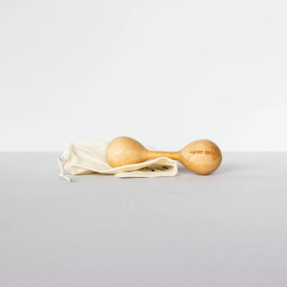 Hölzerne rassel lark mit natürlicher oberfläche und wooden story gravur als ökologische baby- & kinderprodukte