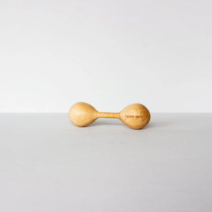 Lightfarbene rattel lark aus nachhaltigem holz mit glatten enden und griff für ökologische baby- & kinderprodukte