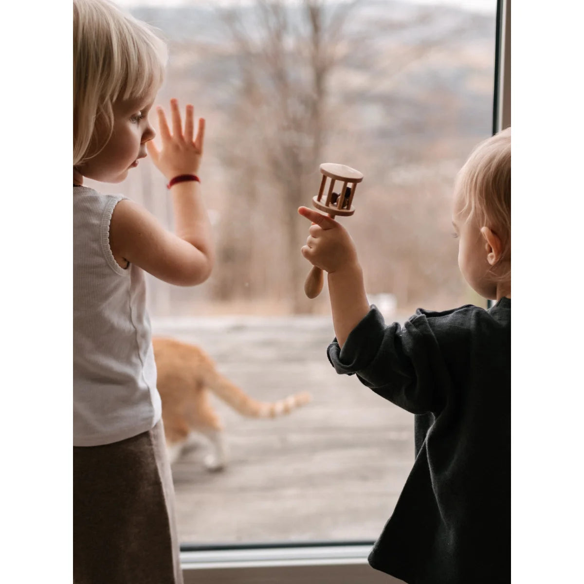 Eine nachhaltige baby rassel night hawk aus holz mit klingeln ideal für ökologische baby- & kinderprodukte