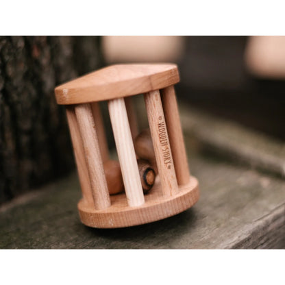 Helle holz-rassel turtle dove mit vertikalen latten aus natürlichem holz, nachhaltige babykleidung schweiz und ökologische