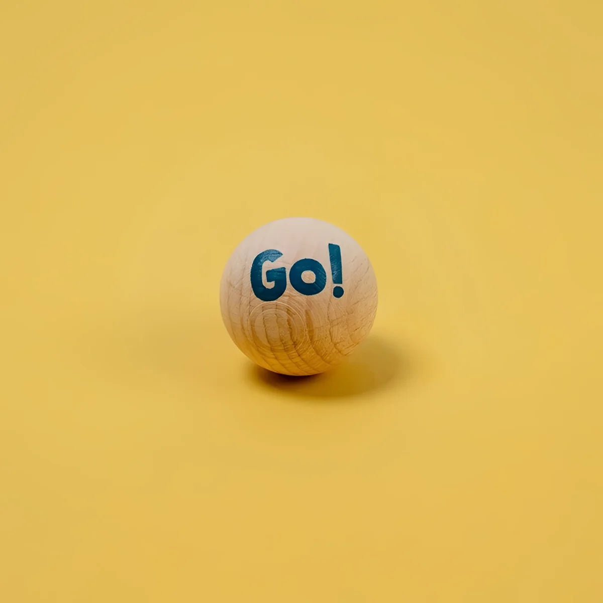 Helles Holzball mit Go! in blauer Schrift für Ready Steady Go Game