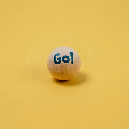 Helles Holzball mit Go! in blauer Schrift für Ready Steady Go Game