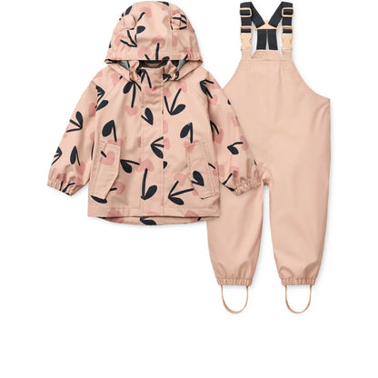 Regenbekleidungsset Manu Mega Cherry Heart Rosey Mix mit pinkem Regenmantel, schwarzem Blattmuster und passender pinker