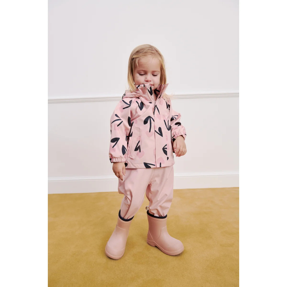 Regenbekleidungsset manu mega cherry heart rosey mix pinker regenmantel mit schwarzem blättermuster passende hose und stiefel