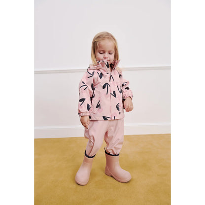 Regenbekleidungsset manu mega cherry heart rosey mix pinker regenmantel mit schwarzem blättermuster passende hose und stiefel