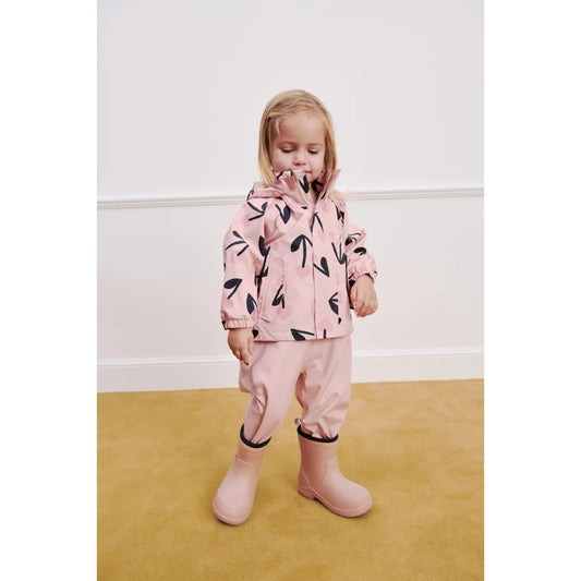 Regenbekleidungsset manu mega cherry heart rosey mix pinker regenmantel mit schwarzem blättermuster passende hose und stiefel