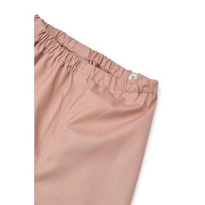 Pink Elastikhosen mit kleinem weißen Etikett im Regenbekleidungsset Manu