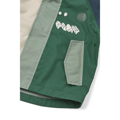 Grün und grau paneelierte regenjacke manu play multi mix mit reflektierendem play grafik basketball emblem und weißen