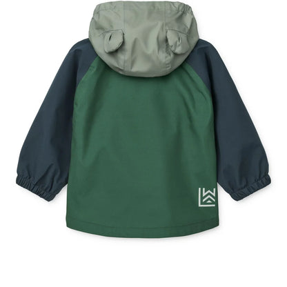 Grüne und marineblaue kinder regenjacke mit grauer kapuze und bärchenohren teil des regenbekleidungssets manu play multi mix