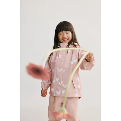 Rosa Regenjacke mit weißen Herzen im Liewood Regenbekleidungsset PEDIA