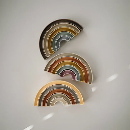 Drei dekorative Regenbogen-Objekte in erdigen Farben für den Regenbogen Stapelturm