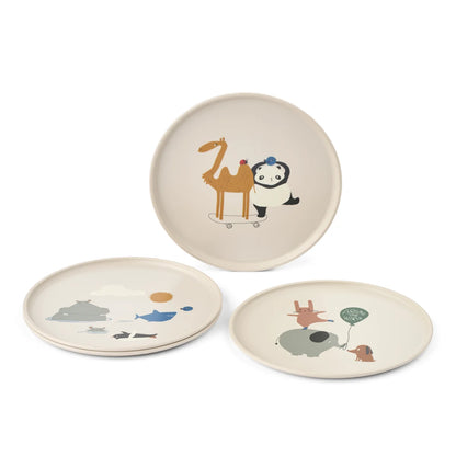 Drei weiße Keramikteller mit verspielten Pastell-Tierillustrationen, Remco 4er-Set Kinderteller Sandy around the world