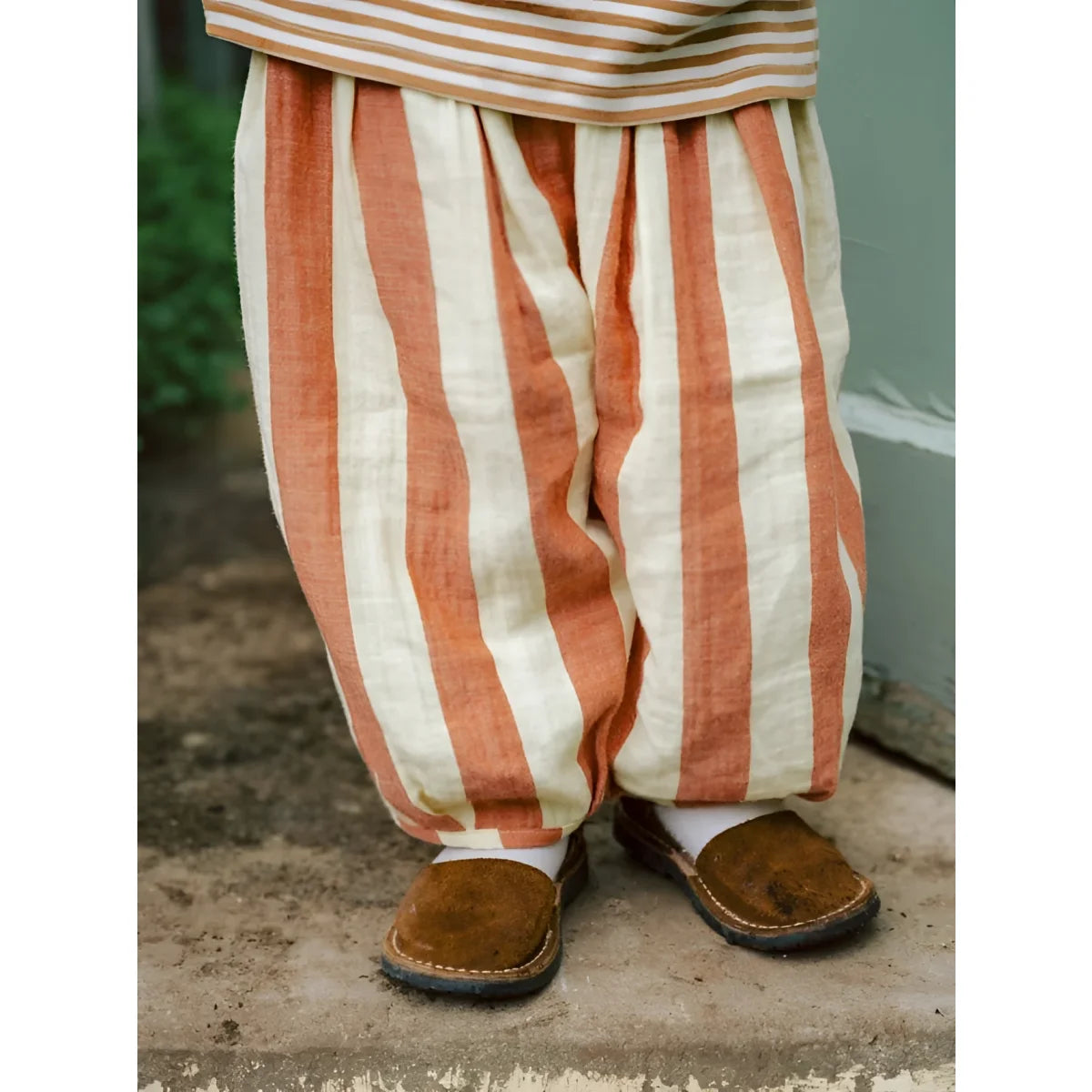 Resort Pants Tomato Stripes: Leinen-Baumwoll-Hose mit orange-cremefarbenen Streifen, locker geschnitten