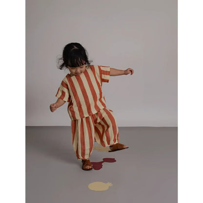 Kind Resort Pants Tomato Stripes: Kind in orange-creme gestreiftem 2-Teile-Set